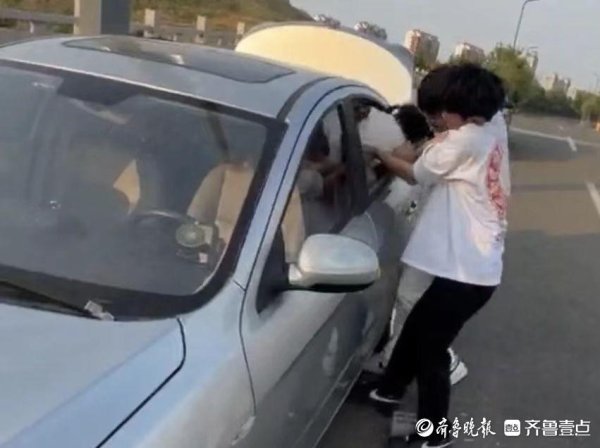 启天配资 女孩被困车内高温缺氧接近昏迷，日照岚山区三名学生紧急破窗救人