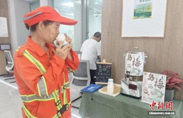 米配资 杭州：“流动的中医院”开进户外工作者身边 高温天里送健康